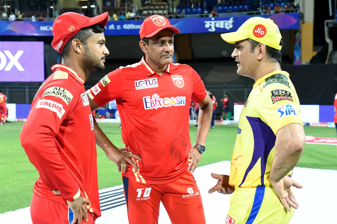  தன் முன்னாள் சக வீரரும் தன் கேப்டனுமாகிய அனில் கும்ப்ளேவுடன் தோனி உரையாடல்