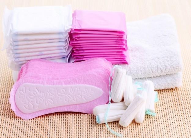  ,[object Object],இயற்கையாக மக்கும் தன்மை (பயோடீக்ரெடிபிள்) கொண்ட அல்லது காட்டன் நாப்கின்களை இந்த கோடை காலத்தில் பயன்படுத்தலாம். இயல்பாகவே சாஃப்டாக இருக்கும் இந்த வகை நாப்கின்கள் உங்களுக்கு அரிப்பு, எரிச்சல் போன்ற தொந்தரவுகளை ஏற்படுத்தாது.சுற்றுச்சுழலை பாதிக்காத, சிலிக்கான் பொருளால் செய்யப்பட்ட ‘மாதவிலக்கு கப்’ பயன்படுத்துவது இன்னும் நல்ல பலனை கொடுக்கும். நாப்கின் மற்றும் டேம்போன்ஸ் ஆகியவற்றைக் காட்டிலும் இதன் விலை கட்டுபடியான அளவில் தான் இருக்கிறது.