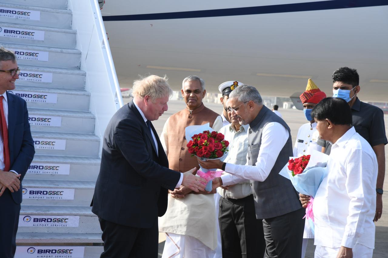  இதைத் தொடர்ந்து, மகாத்மா காந்தி எழுதிய Guide to London என்ற புத்தகமும், ராட்டையின் மாதிரி வடிவமும் போரிஸ் ஜான்சனுக்கு நினைவுப் பரிசாக வழங்கப்பட்டது.பின்னர், இந்திய தொழிலதிபர் கவுதம் அதானியை சந்தித்து பேசினார். ஆத்மநிர்பார் பாரத் திட்டத்தின் ஒரு பகுதியாக அதானி குழுமம் மற்றும் பிரிட்டன் நிறுவனங்கள் இணைந்து விண்வெளி மற்றும் பாதுகாப்பு தொழில்நுட்பங்களை மேம்படுத்து குறித்து இருவரும் ஆலோசனை நடத்தினர்.