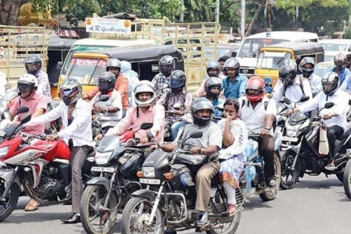  பெரும்பாலான இரு சக்கர வாகன ஓட்டிகள் அபராதத்தில் இருந்து தப்பிக்க, பக்கிள் அணியாமல் வெறுமனே ஹெல்மெட் அணிவதை ட்ராபிக் காவலர்கள் கவனித்து அறிக்கை அளித்த நிலையிலேயே இந்த புது கட்டுப்பாட்டை அரசு விதித்துள்ளது.