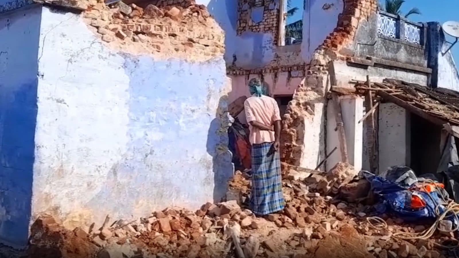 தென்காசியில் மழையால் வீடு இடிந்து விழுந்தது-தந்தை, மகள் உயிரிழப்பு.. தாய் மருத்துவமனையில் அனுமதி