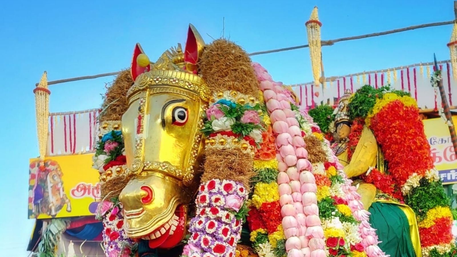 மதுரையே அதிர வைகை ஆற்றில் இறங்கினார் கள்ளழகர்... பிரமிக்க வைக்கும் புகைப்படங்கள்...