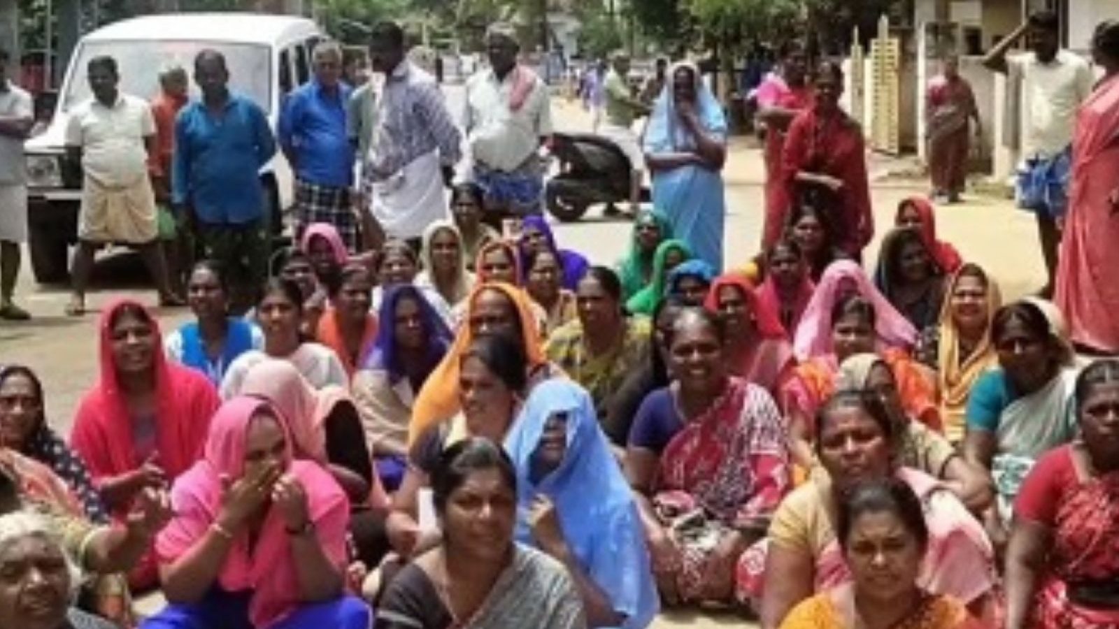 அலையில் அடித்து செல்லப்படும் வீடுகள்.. தூண்டில் வளைவு அமைத்து தரக்கோரி பெண்கள் போராட்டம்