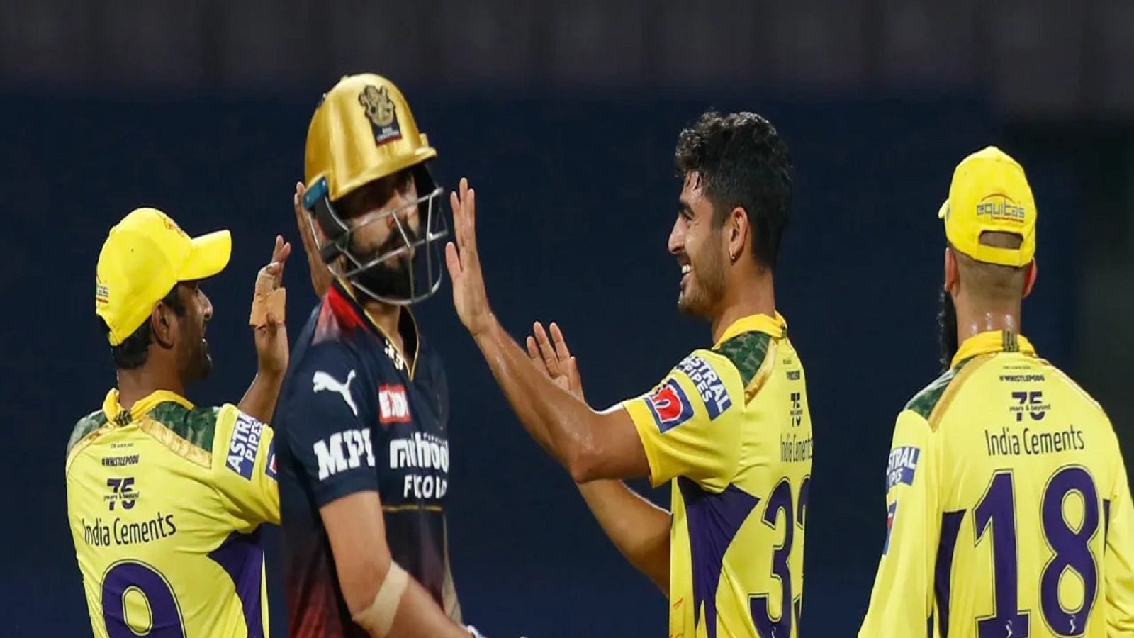 IPL 2022 CSK vs RCB - எது நடந்ததோ அது நன்றாகவே நடந்தது- ரன்களையும் விக்கெட்டுகளையும் வாரி வழங்கிய ஆர்சிபி