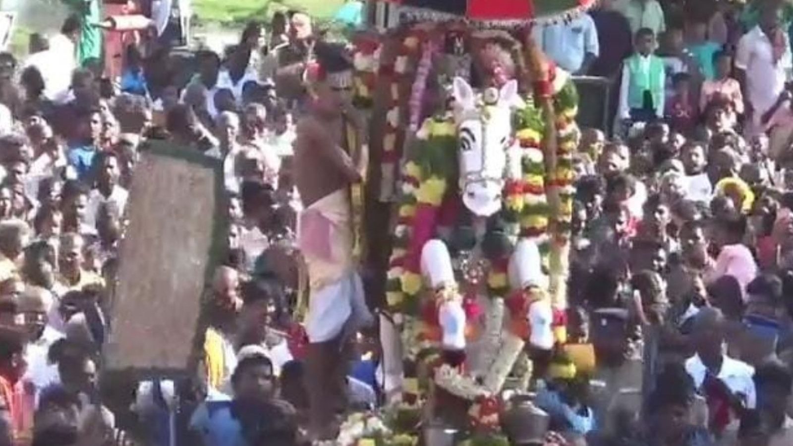 மானாமதுரை: வெண்பட்டு உடுத்தி வீர அழகர் வைகை ஆற்றில் இறங்கினார்