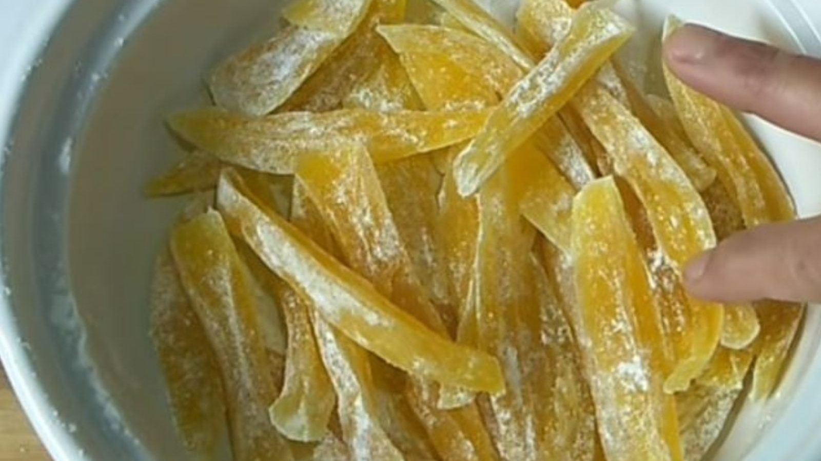 வாய்க்கு இனிப்பாக , புளிப்பாக சாப்பிடனும் போல தோனுதா..? இந்த உலர்ந்த இனிப்பு மாங்காய் செஞ்சு வச்சுக்கோங்க..!