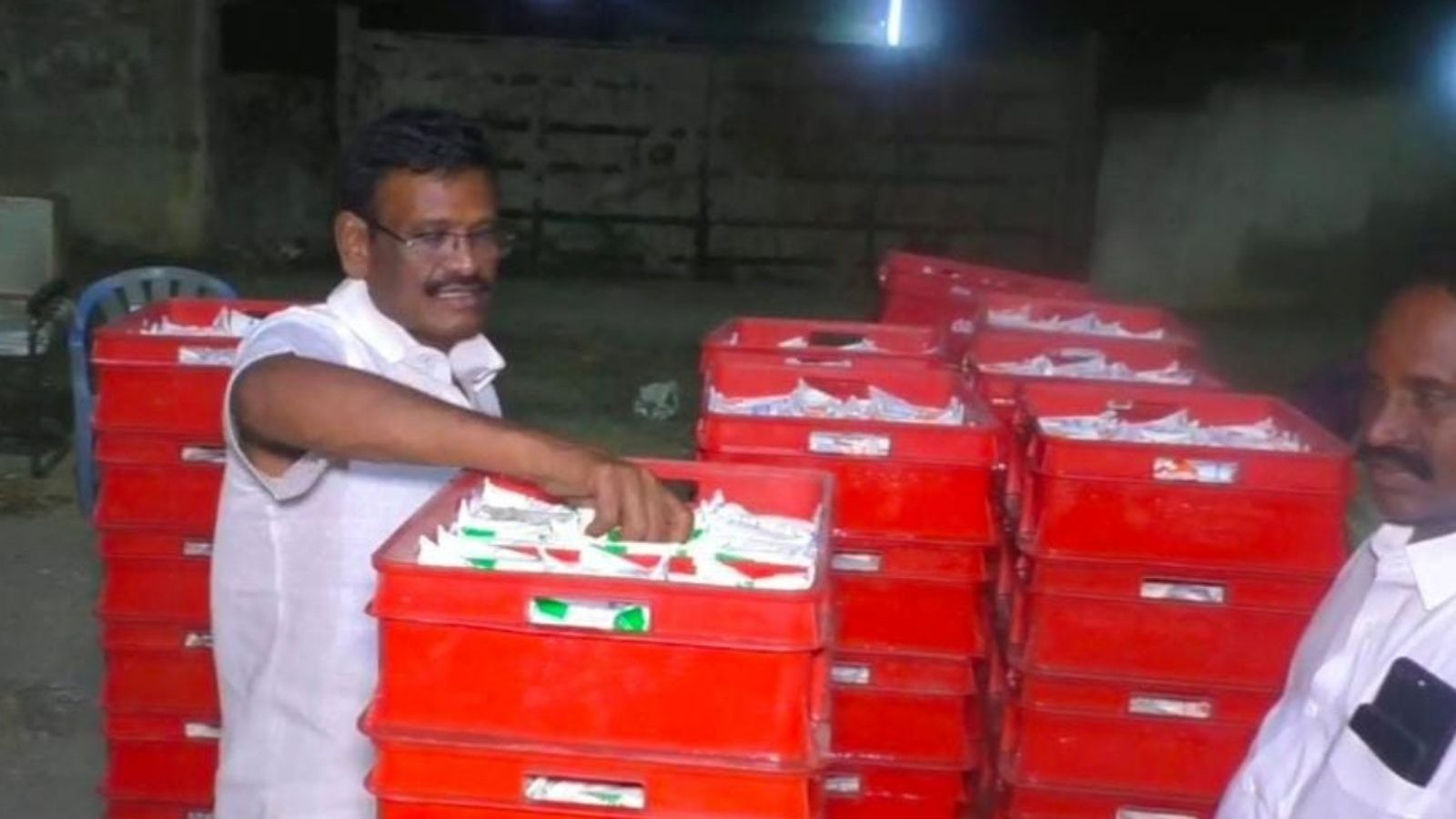 நள்ளிரவில் ஆவின் வேனை நிறுத்தி அமைச்சர் நாசர் ஆய்வு:  பால் களவுபோனது கண்டுபிடிப்பு