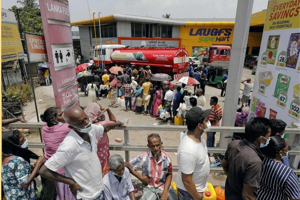 இலங்கையில் அடுத்தடுத்து அமைந்த அரசுகள் உற்பத்தி மற்றும் சேவைத்துறையில் அக்கறை காட்டவில்லை. 
