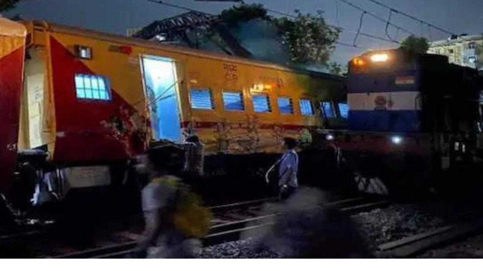 மும்பை அருகே உரசிக்கொண்ட ரயில்கள்... பெட்டிகள் தடம்புரண்டு விபத்து...