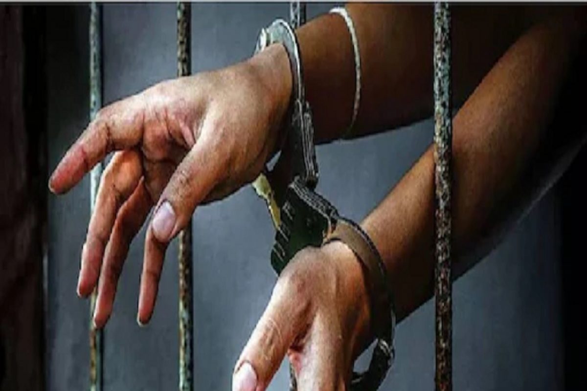 கட்டாய மதமாற்ற புகாரில் குஜராத் பாதிரியார் குடும்பத்துடன் கைது
