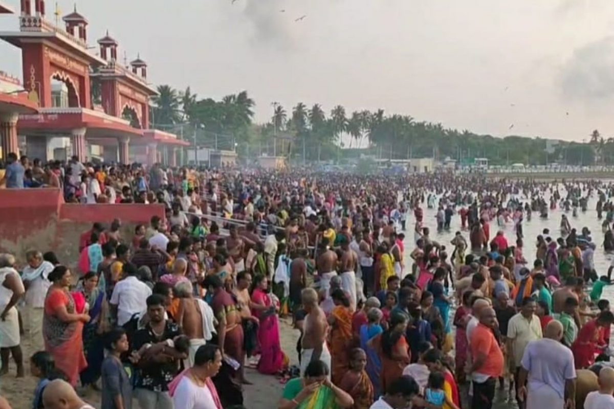 தனுஷ்கோடி கடற்கரையில் சுற்றுலா பயணிகள் குவிந்தனர்