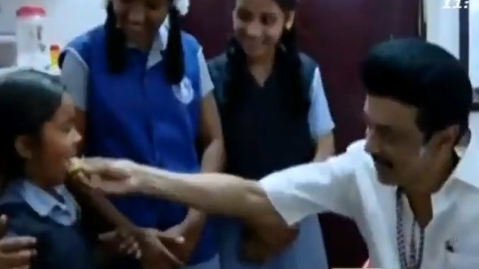 கறிசோறு கொஞ்சம் காரம் - நரிக்குறவர் மாணவி வீட்டில் உணவு சாப்பிட்ட முதல்வர் ஸ்டாலின்