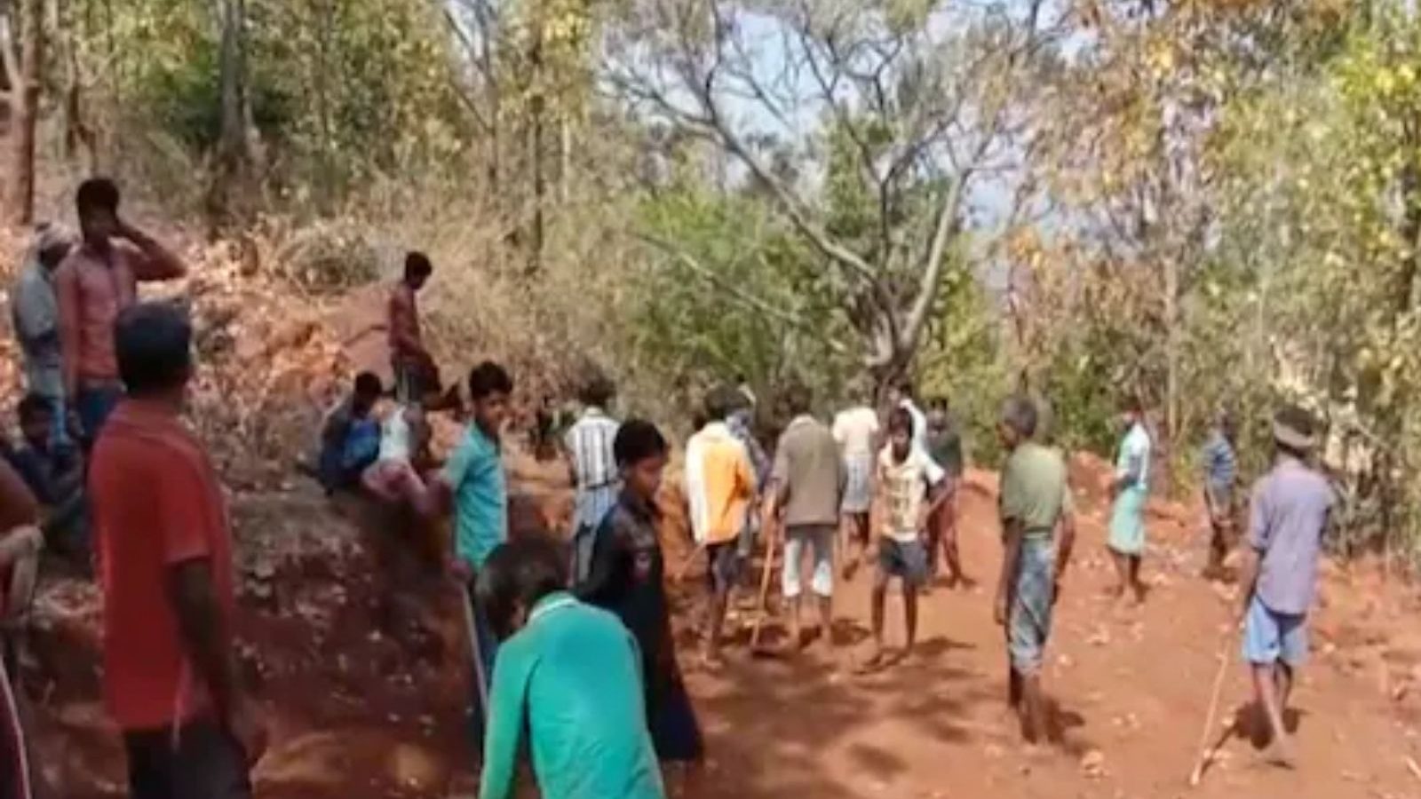 தன் கையே தனக்கு உதவி: அரசாங்கம் கைவிட்ட நிலையில், ஊர்மக்களே ஒன்று திரண்டு செய்த வேலை!