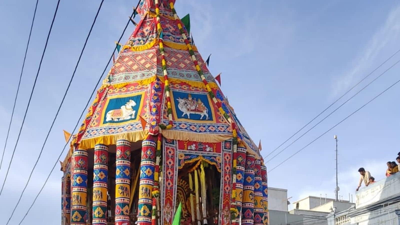 தஞ்சாவூர் பெரியகோவில் தேரோட்டம் கோலாகலமாக தொடங்கியது... ஆயிரக்கணக்கான பக்தர்கள் கலந்து கொண்டு தேரினை வடம் பிடித்தனர்