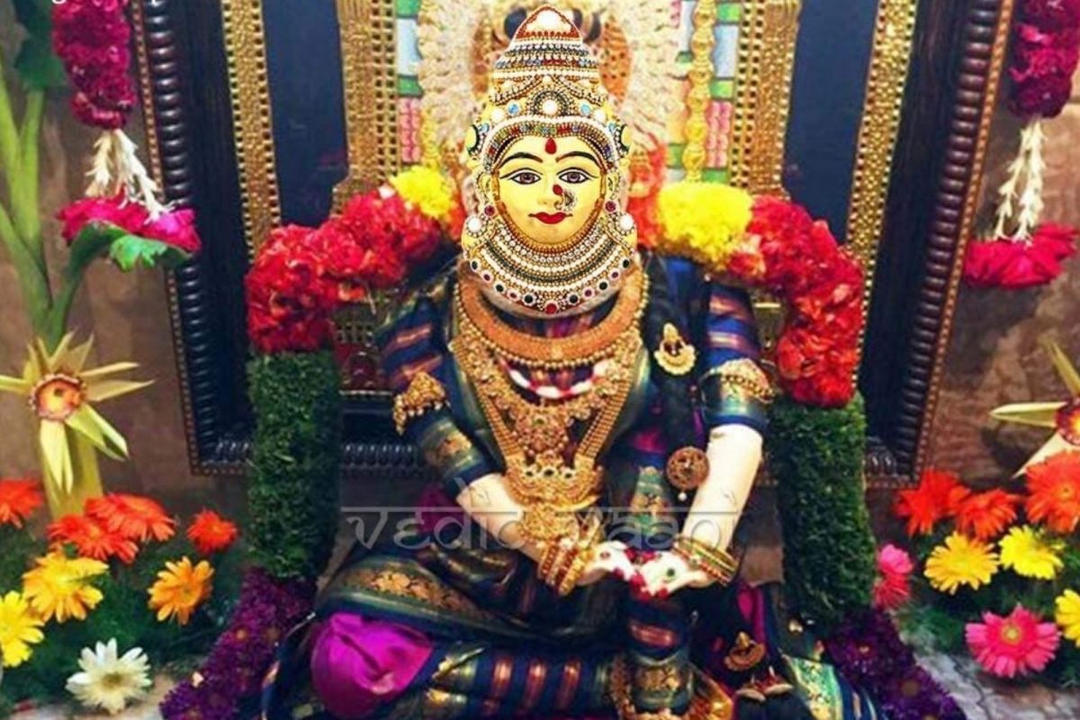 வரலட்சுமி பூஜை - அம்பாளை அழைப்பது முதல் நோன்பு கயிறு கட்டுவது வரை.!