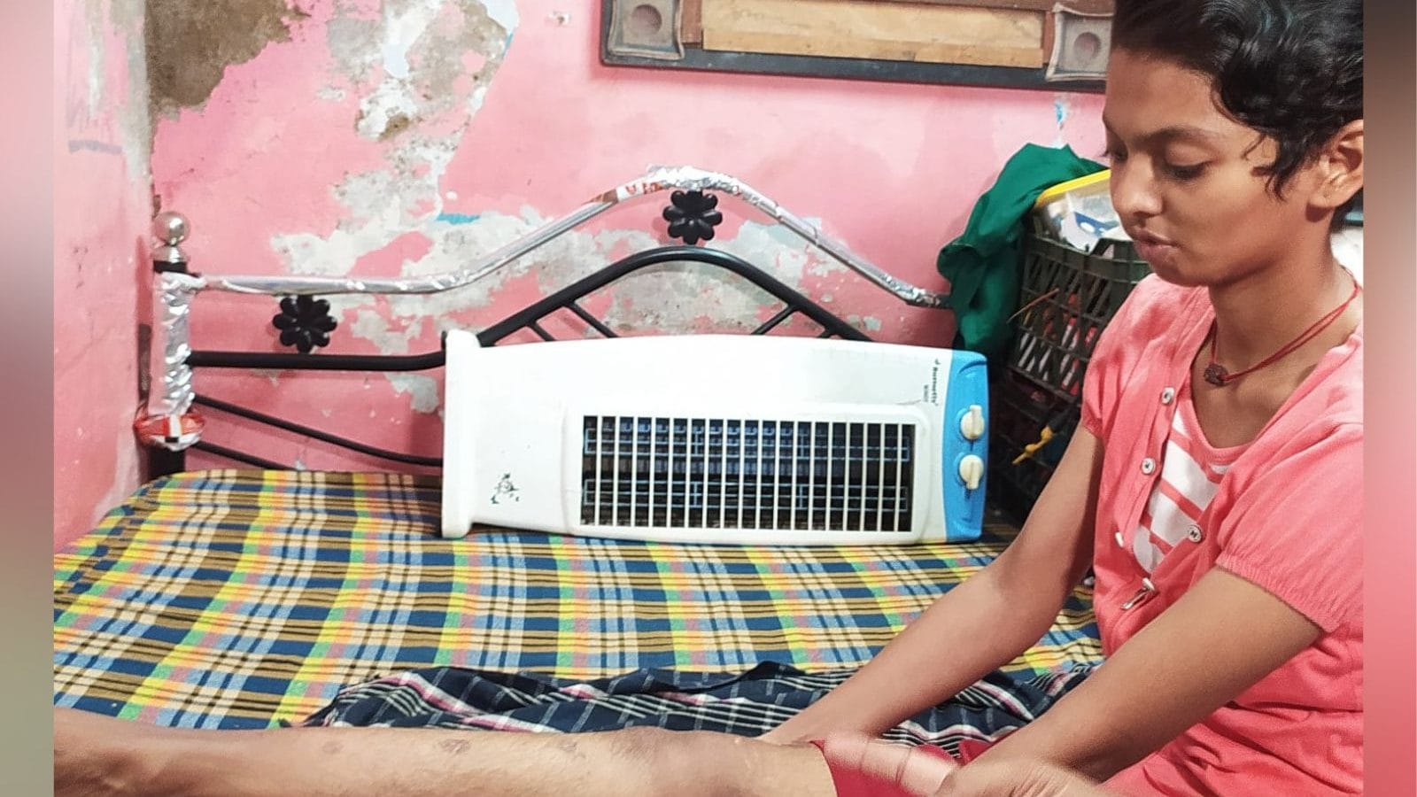 'சாதிப்பதற்கு எதும் தடையில்லை' - இடுப்புக்கு கீழ் செயல் இழந்த நிலையிலும் தன்னம்பிக்கையுடன் பொதுத்தேர்வு எழுதும் ப்ளஸ் டூ மாணவி