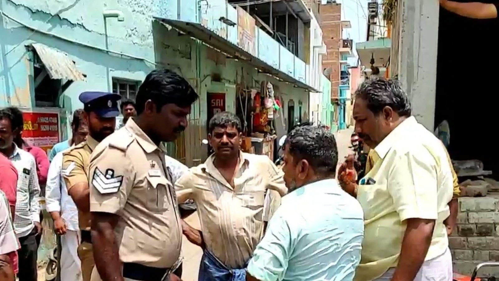 கம்பம் எம்எல்ஏ அலுவலகம் முன்பு திமுக தொண்டர் தீக்குளிக்க முயற்சி - கட்சியில் பதவி வழங்காததால் விரக்தி 