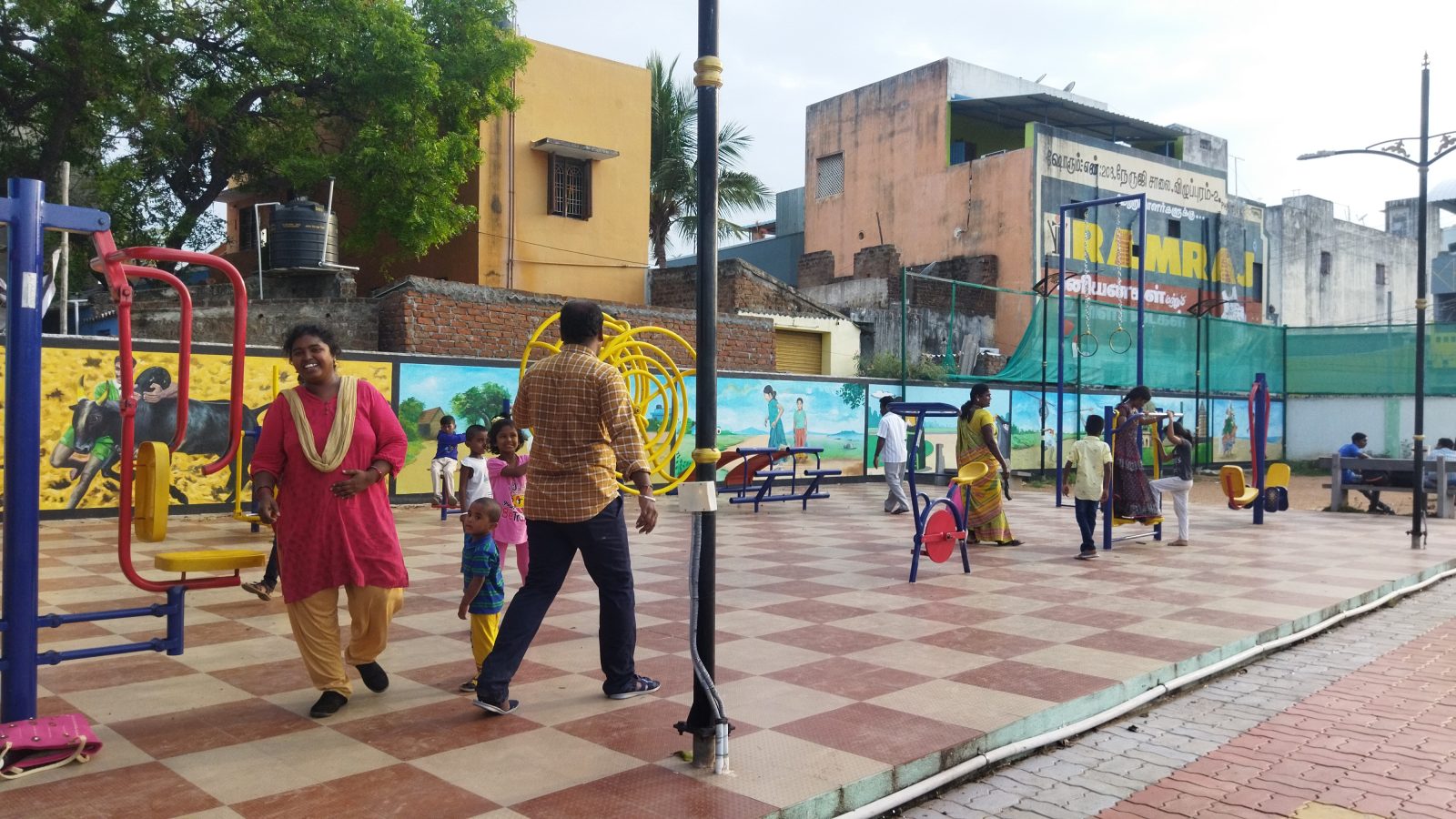 மூடிக்கிடக்கும் பூங்கா கழிவறை...  மக்கள் அவதி.!