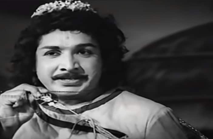 ரஜினிகாந்த் படத்தில் இடம்பெற்ற அதிமுக பிரச்சாரப் பாடல்!