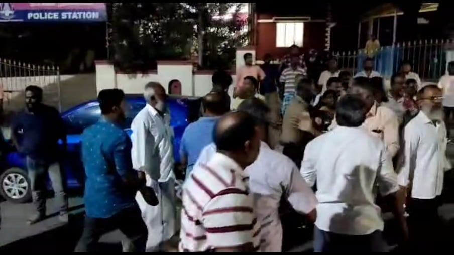  காவல் நிலையம் முன்பு சாலையில் இருதரப்பினர் மோதி கொண்டதால் அங்கு பரபரப்பு ஏற்பட்டது.