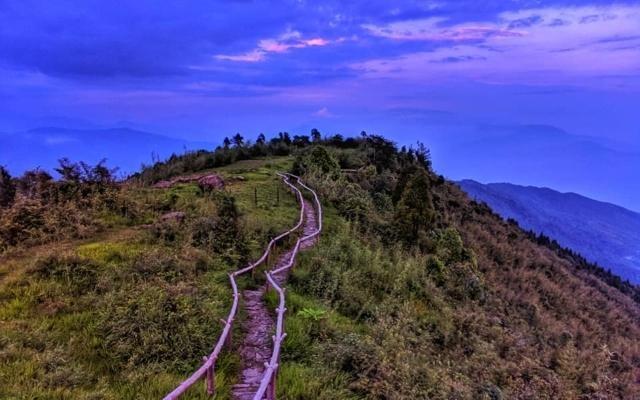  ,[object Object],மேற்கு வங்க மாநிலத்தின் டார்ஜிலிங் பகுதியில் அமைந்திருக்கிறது இந்த மலை. சுமார் 7 கி.மீ. தொலைவுக்கு மலையேற்றம் செய்தாலே அங்குள்ள சென்சால் வனவிலங்கு சரணாலயத்தை சென்றடைந்துவிட முடியும். இந்த மலையின் உச்சியில் இருந்து, உயரமான மலை சிகரங்களான மவுண்ட் எவரெஸ்ட் மற்றும் கன்ஜன்சுங்கா ஆகிய சிகரங்களைப் பார்க்க முடியும். சுமார் 5 மணி நேரத்தில் இந்த மலையில் ஏறி விடலாம்.
