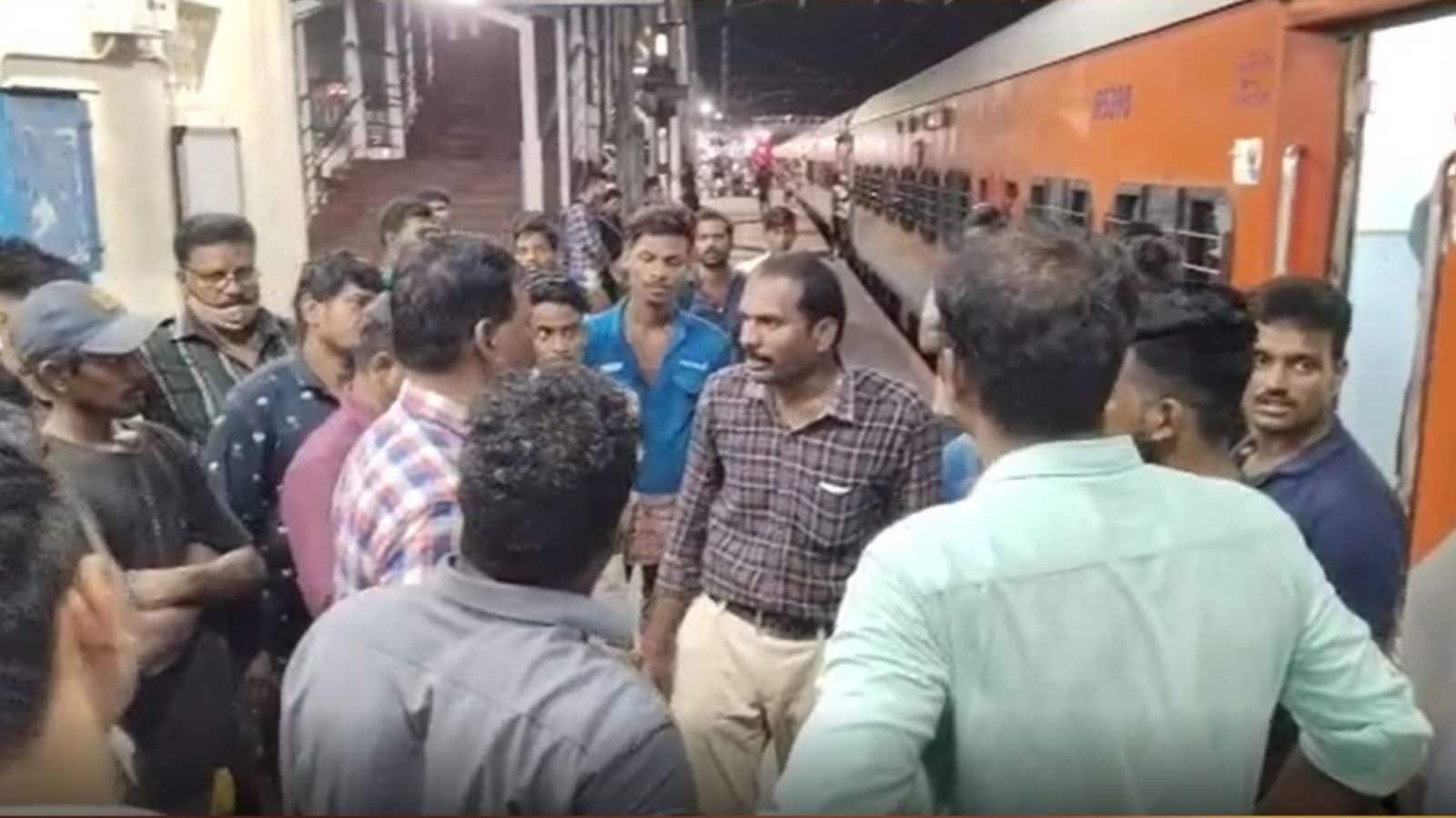 முன்பதிவு பெட்டிகளில் ஏறி வடமாநிலத்தவர்கள் அட்டகாசம்.. பயணிகள் வாக்குவாதம் - செங்கல்பட்டில் 1 மணிநேரம் நிறுத்தப்பட்ட ரயில்