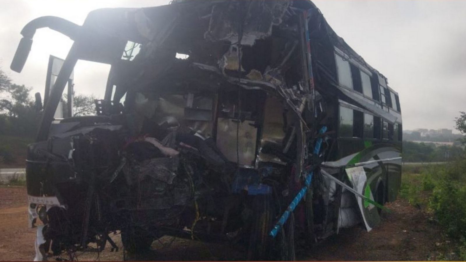 பஸ் - லாரி நேருக்கு நேர் மோதி பயங்கர விபத்து.. 9 பேர் பலி... கர்நாடகாவில் சோகம்