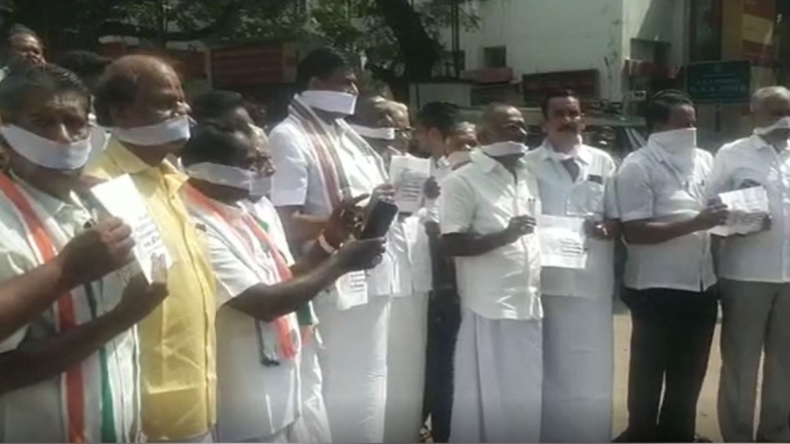 பேரறிவாளன் விடுதலையை கண்டித்து காங்கிரஸ் கட்சியினர் வாயில் வெள்ளை துணி கட்டி போராட்டம்