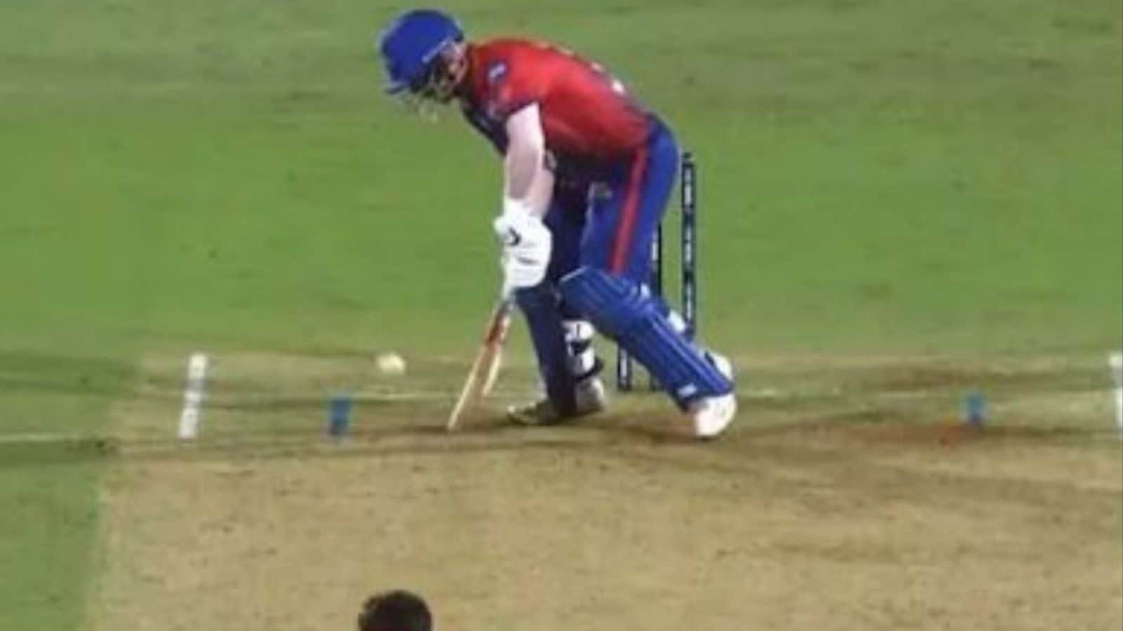 Video:வலது கை பேட்ஸ்மேனாக மாறி பவுண்டரி அடித்த வார்னர்... திகைப்பில் புவனேஷ்வர் குமார்