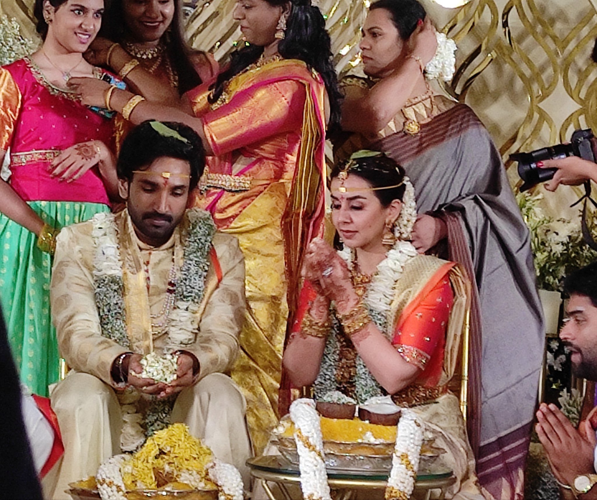  பின்னர் நேற்று நெருங்கிய உறவினர்கள் மற்றும் நண்பர்கள் முன்னிலையில் ஆதி, நிக்கி கல்ராணி திருமணம் நடந்தது.