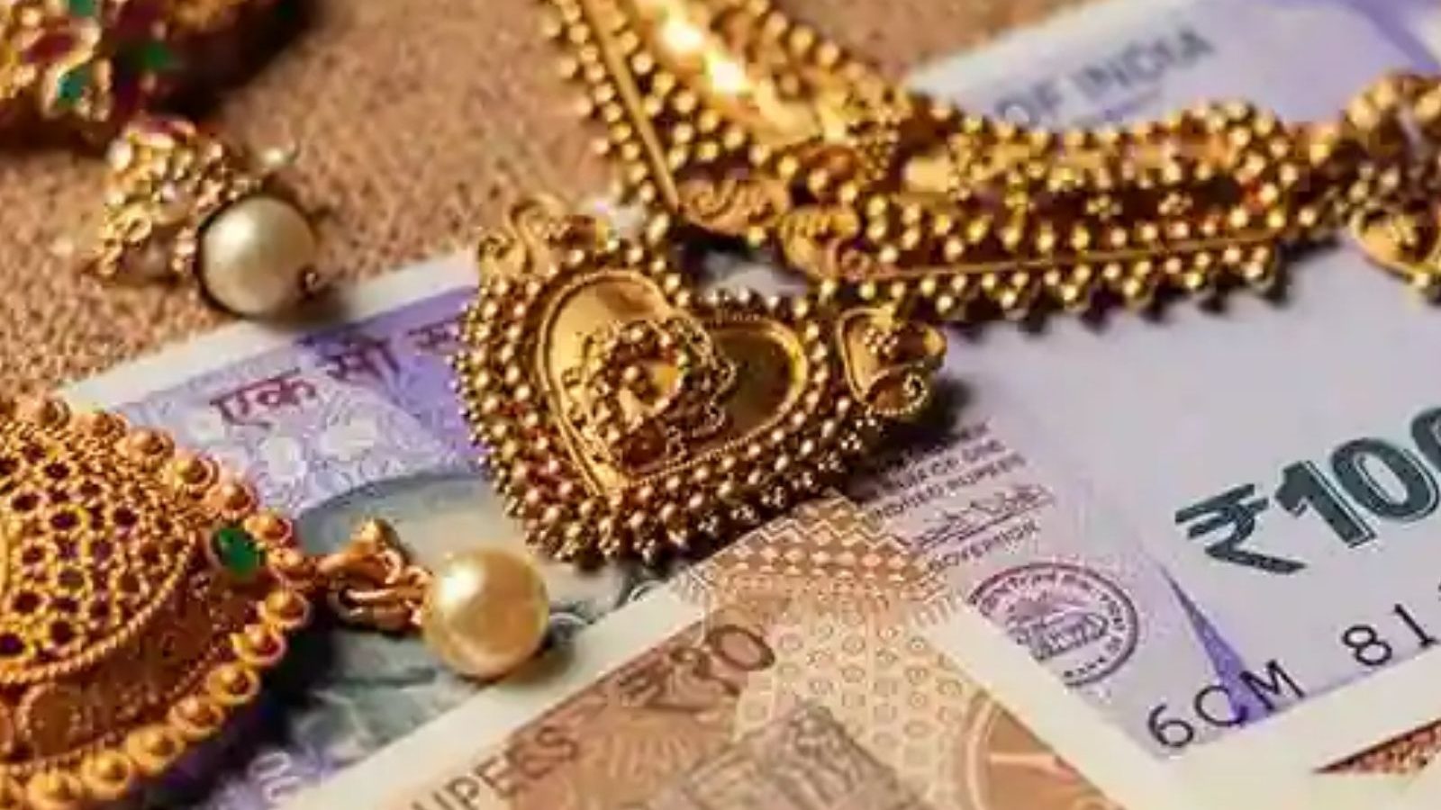 செய்யும் தொழில் போல மனசு சுத்தம் - பணம், நகையுடன் இருந்த பையை காவல் நிலையத்தில் ஒப்படைத்த தூய்மை பணியாளர்கள்