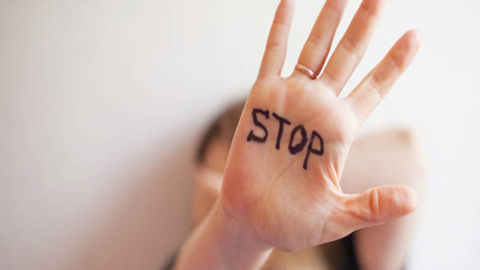 ரயில் நிலையத்தில் கர்ப்பிணிக்கு கூட்டு பாலியல் வன்கொடுமை.. ஆந்திராவில் நடந்த கொடூரம்