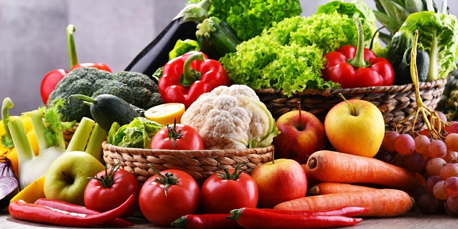  கோடைகாலத்தில் வெயிலின் தாக்கம் அதிகமாக இருக்கும். அதிலும் அக்னி வெயில் வந்தால், உடலில் இருக்கும் நீர்ச்சத்துக்கள் எல்லாம் வெயிலால் உறிஞ்சப்பட்டு சோர்வு ஏற்படும். இந்த காலத்தில் தண்ணீர்ச்சத்து மட்டுமின்றி, உப்புச் சத்து குறைபாடும் ஏற்படும். அதனால் நாம் உண்ணும்  உணவிலும் காய்கறிகளிலும் நீர்ச்சத்துக்கள் அதிகம் உள்ளதாக பார்த்து சாப்பிடுவது நல்லது. அத்தகைய காய்கறிகள் என்னவென்று இந்த பதிவில் தெரிந்துக் கொள்ளலாம்...