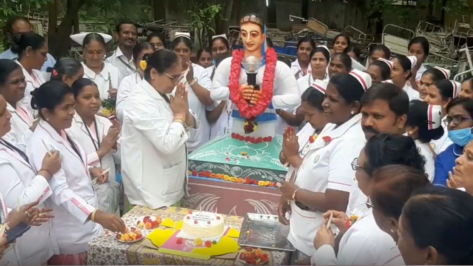 உலக செவிலியர் தினம் - சேலத்தில் கேக் வெட்டி கொண்டாடிய செவிலியர்கள்!