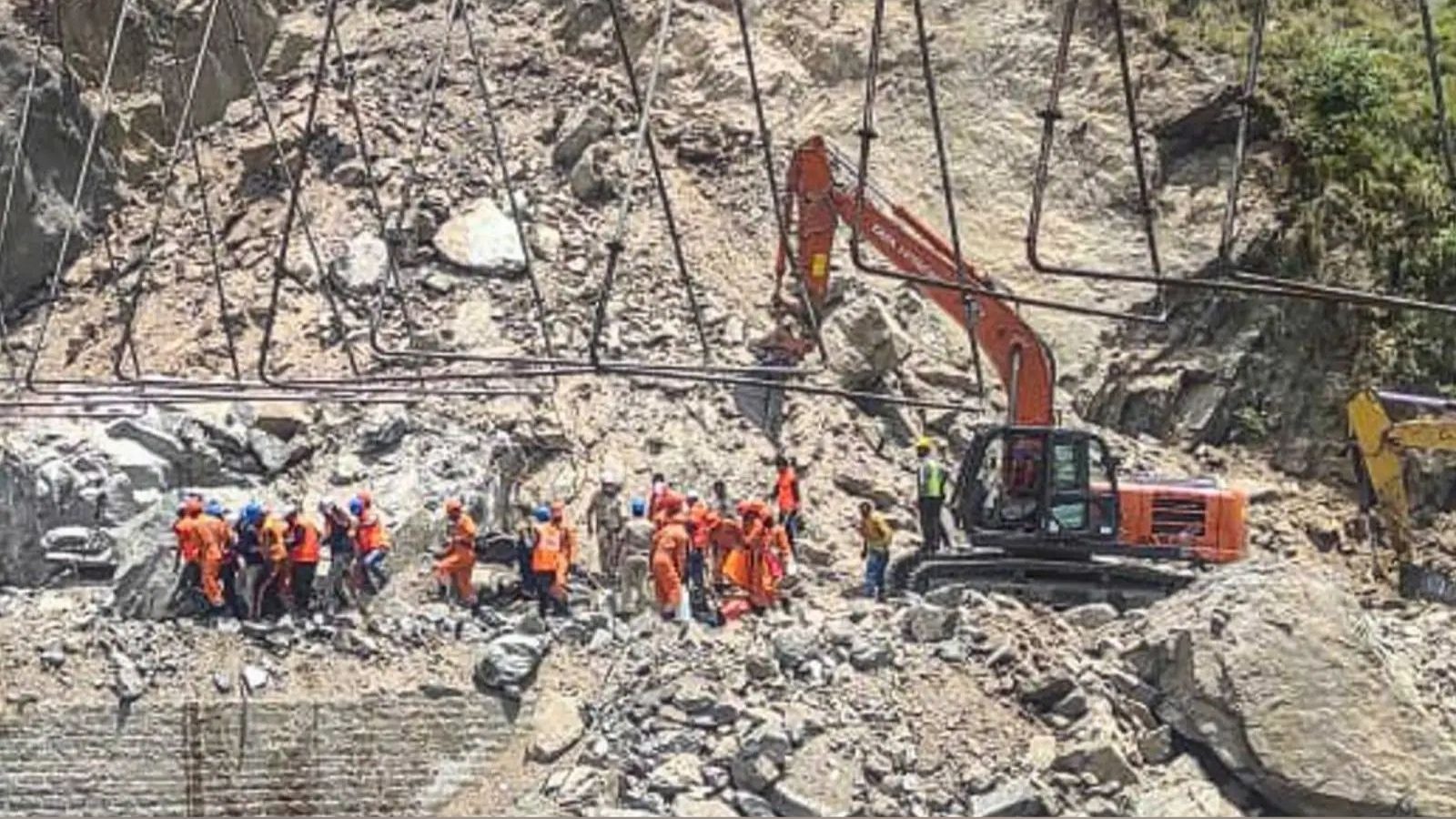 சுரங்க கட்டுமான பணியின் போது நிலச்சரிவு - 10 தொழிலாளர்கள் பரிதாப பலி