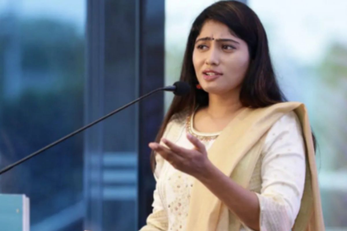 செவிலியர் தினத்தில் பிக்பாஸ் ஜூலிக்கு கிடைத்த கவுரவம்... போட்டோஸ்!