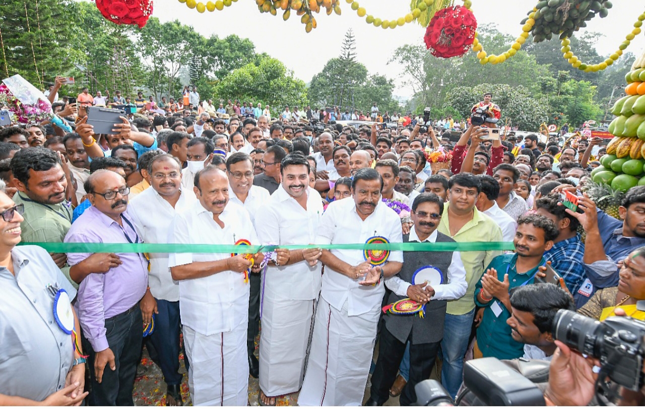  ஏழைகளின் ஊட்டி என்று அழைக்கப்படும் ஏற்காட்டில் 45 ஆவது கோடை விழா மலர்க்கண்காட்சி கோலாகலமாக நேற்று தொடங்கியது. இந்த விழாவில் தமிழக அமைச்சர்கள் கே.என்.நேரு, எம்.ஆர்.கே.பன்னீர்செல்வம்,  மதிவேந்தன் உள்ளிட்டோர் கலந்து கொண்டு கோடை விழா மற்றும் மலர் கண்காட்சியை துவக்கி வைத்தனர்.