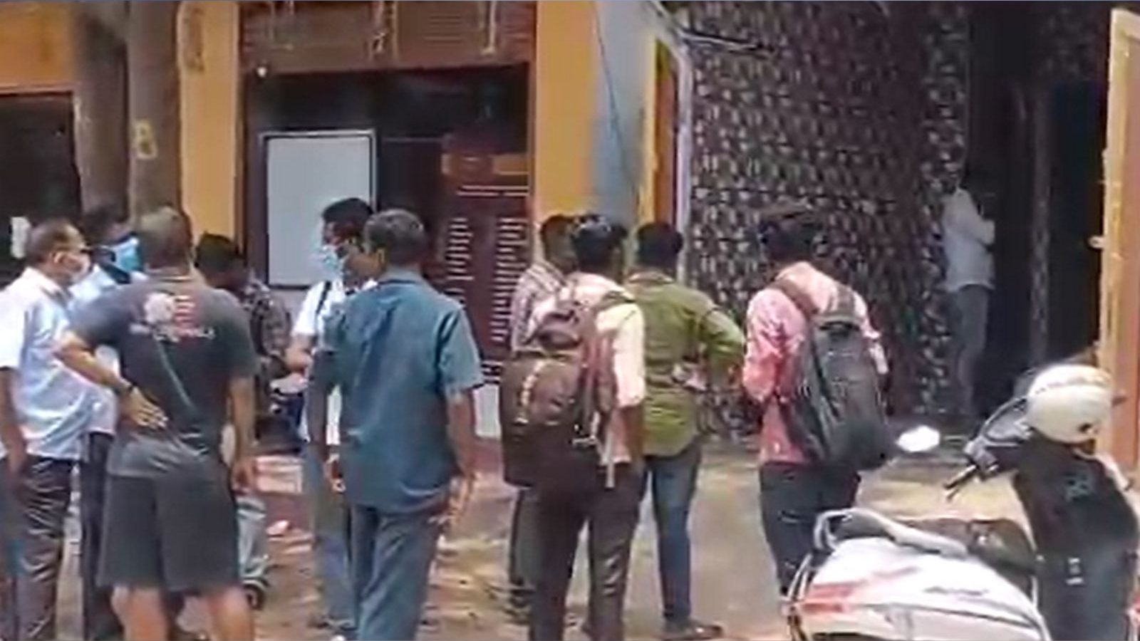 கூலிப்படையை ஏவி தந்தையை கொலை செய்த வளர்ப்பு மகள் - மதுரையில் பரபரப்பு