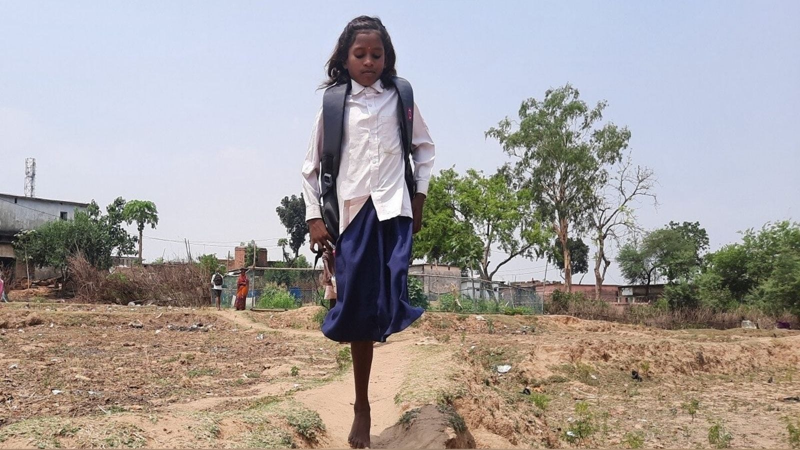 ஒற்றை காலில் நொண்டி அடித்தே பள்ளிக்கு செல்லும் 10வயது சிறுமி.. ஆசிரியை ஆவதே கனவு - உதவிக்கரம் நீட்டிய நெட்டிசன்கள்