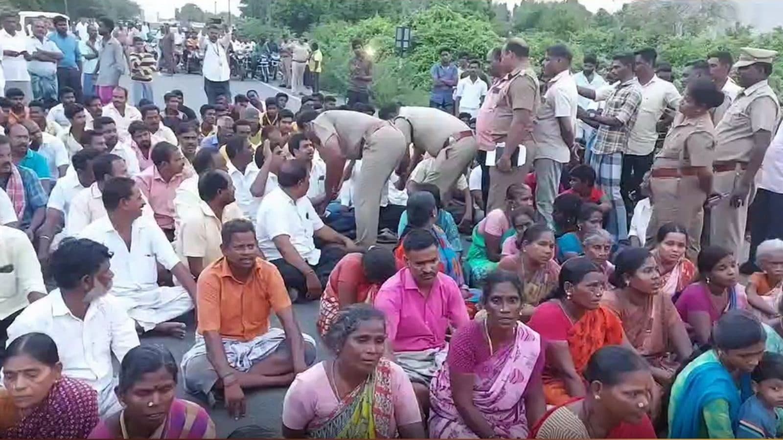 முட்புதரில் ரத்தவெள்ளத்தில் இளம்பெண் மீட்பு.. சுத்தியால் கொடூரமாக தாக்குதல் - நடந்தது என்ன?