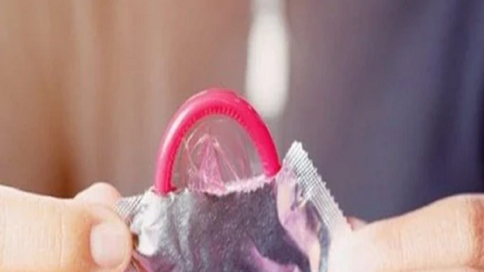 ஆணுறையில் ஓட்டை போட்ட காதலி.. வொர்க் அவுட் ஆகாத ப்ளான் - தண்டனை வாங்கி கொடுத்த காதலன்