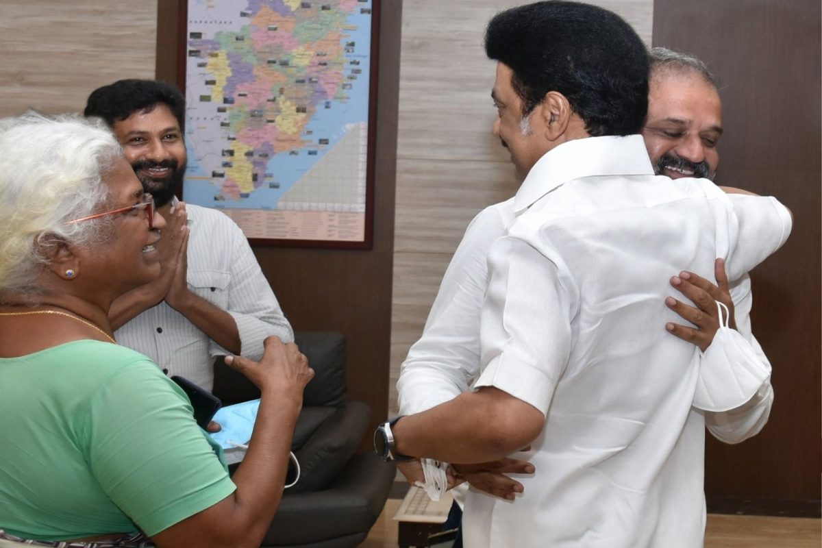 Chief Minister MK Stalin warm welcome Perarivalan gives him hug | பேரறிவாளனை  கட்டியணைத்து வரவேற்ற முதல்வர் மு.க.ஸ்டாலின்.. – News18 Tamil