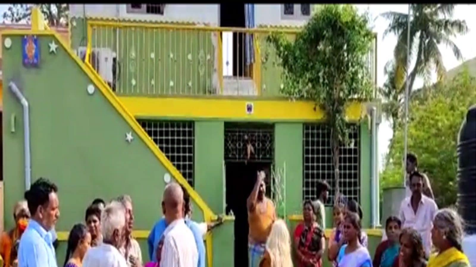 ஒரே குடும்பத்தை சேர்ந்த 3 பேர் தூக்கிட்டு தற்கொலை - ராணிப்பேட்டையில் சோகம்