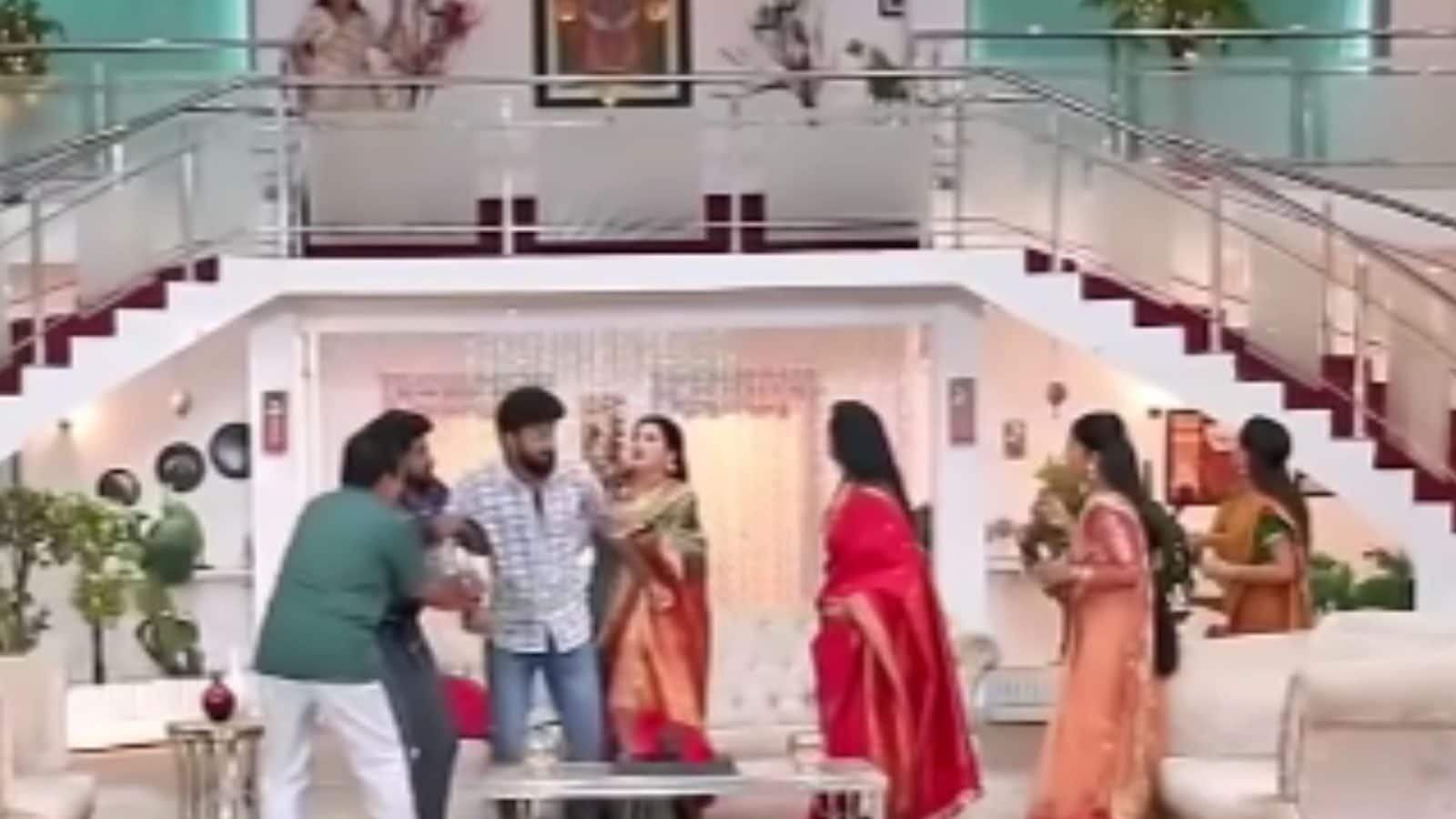 முன்னணி சீரியல் மூலம் கம்பேக் கொடுக்கும் சின்னத்திரை பிரபலம்.! ரசிகர்கள் வாழ்த்து!