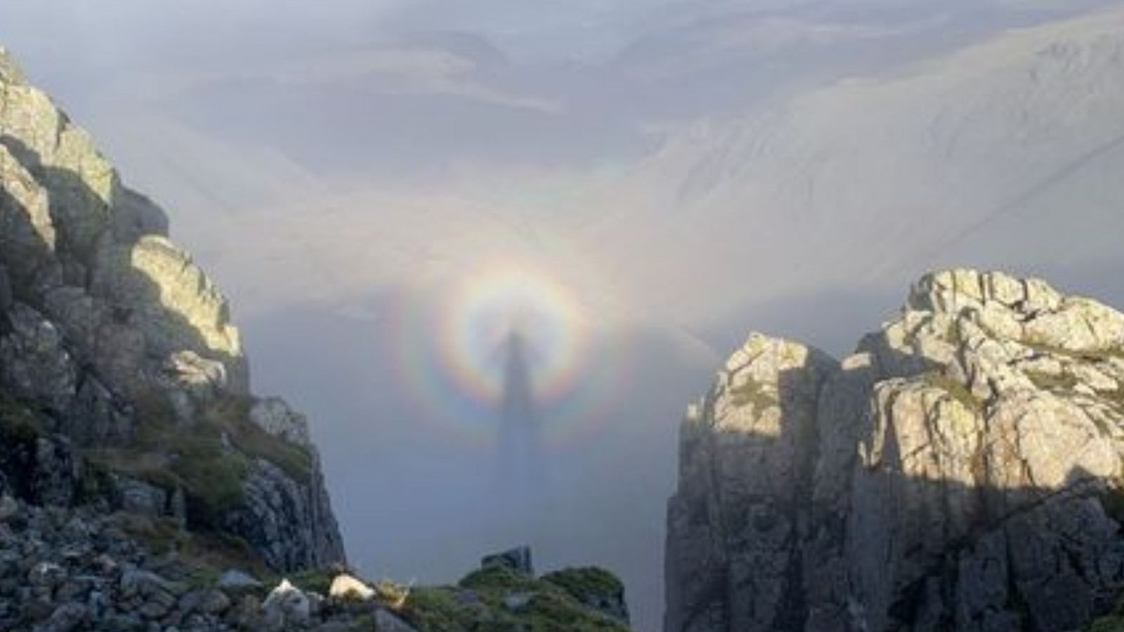 பனிச்சிகரத்தின் மீது பேயா.? வைரல் போட்டோவில் மறைந்திருக்கும் ரகசியம்!