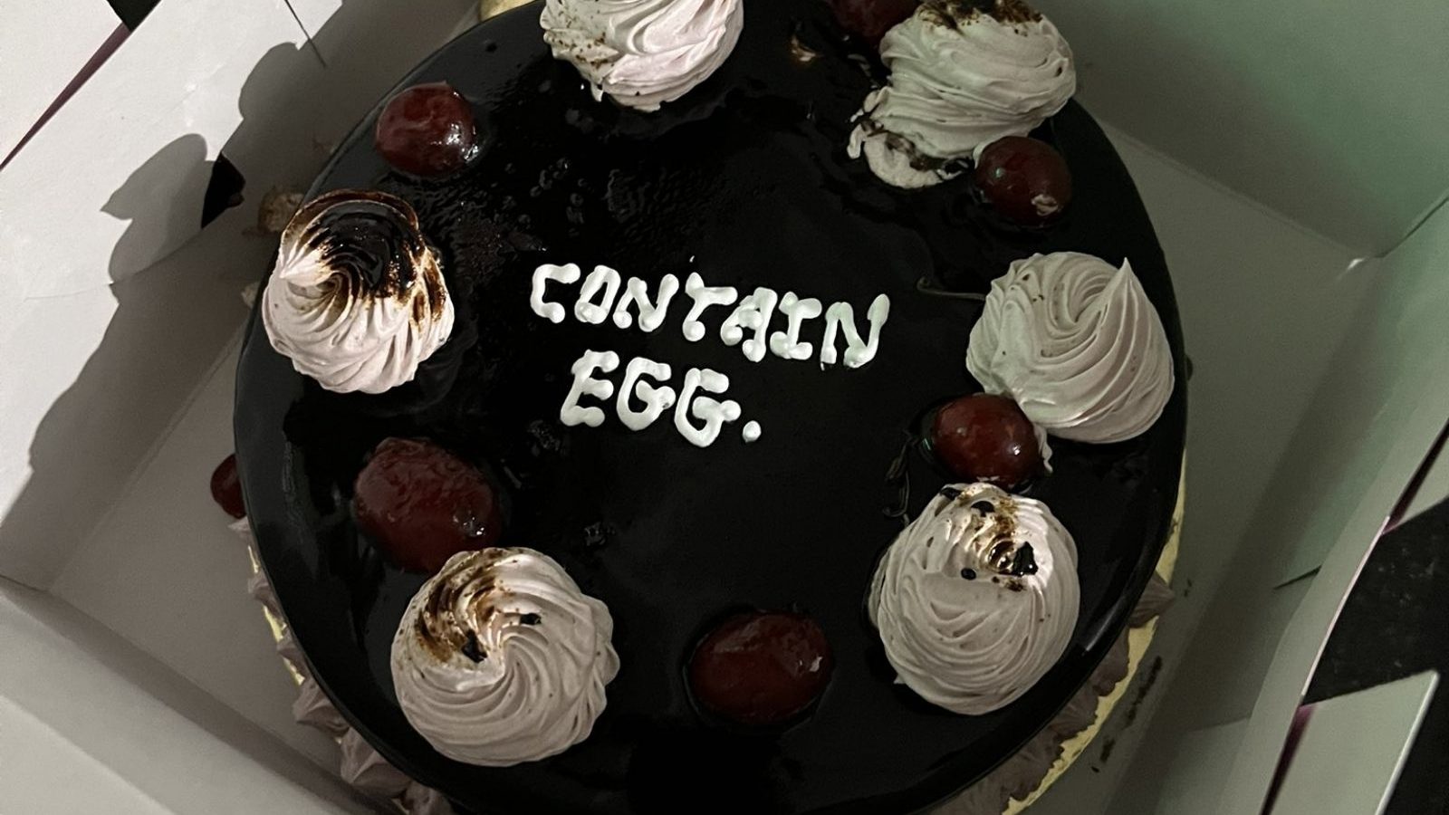 கேக்குல முட்டை இருந்தா சொல்லிடுங்க..! வாடிக்கையாளர் கேள்விக்கு பேக்கரி ஊழியர்கள் கொடுத்த ஷாக்