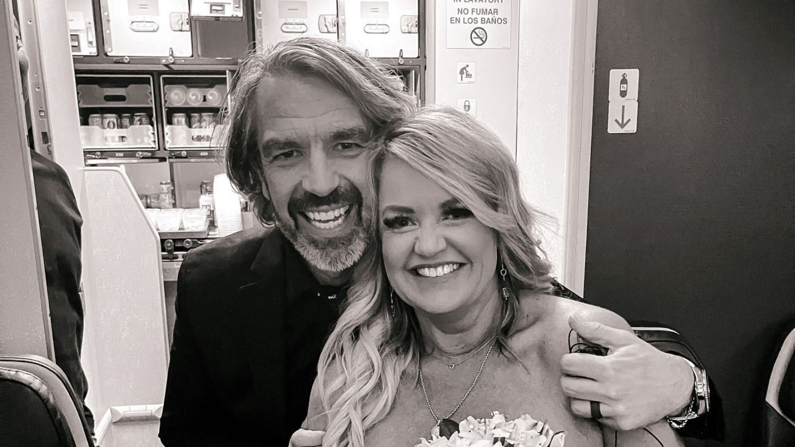 விமானத்தில் திருமணம் செய்து கொண்ட ஜோடி... பின்னணியில் இருக்கும் சுவாரஸ்ய கதை என்ன தெரியுமா.?