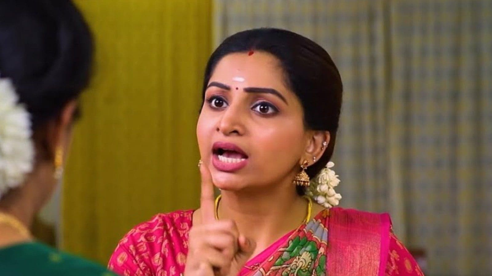 24 மணி நேரத்தில் உண்மையை நிரூபிக்க போகும் சரஸ்வதி.. தமிழும் சரஸ்வதியும் சீரியலில் இயக்குனர் வைத்த ட்விஸ்ட்! 24 மணி நேரத்தில் உண்மையை நிரூபிக்க போகும் சரஸ்வதி.. தமிழும் சரஸ்வதியும் சீரியலில் இயக்குனர் வைத்த ட்விஸ்ட்!