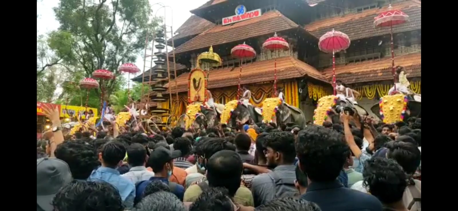  உலக புகழ் பெற்ற பூரங்களின் பூரம் என்று வர்ணிக்கப்படும் திருச்சூர் பூரம் காண லட்சக்கணக்கான மக்கள் கூடினர். இரு வருடங்களுக்கு பிறகு மக்கள் வெள்ளத்தில் வெகு விமரிசையாக நடைபெற்றது.