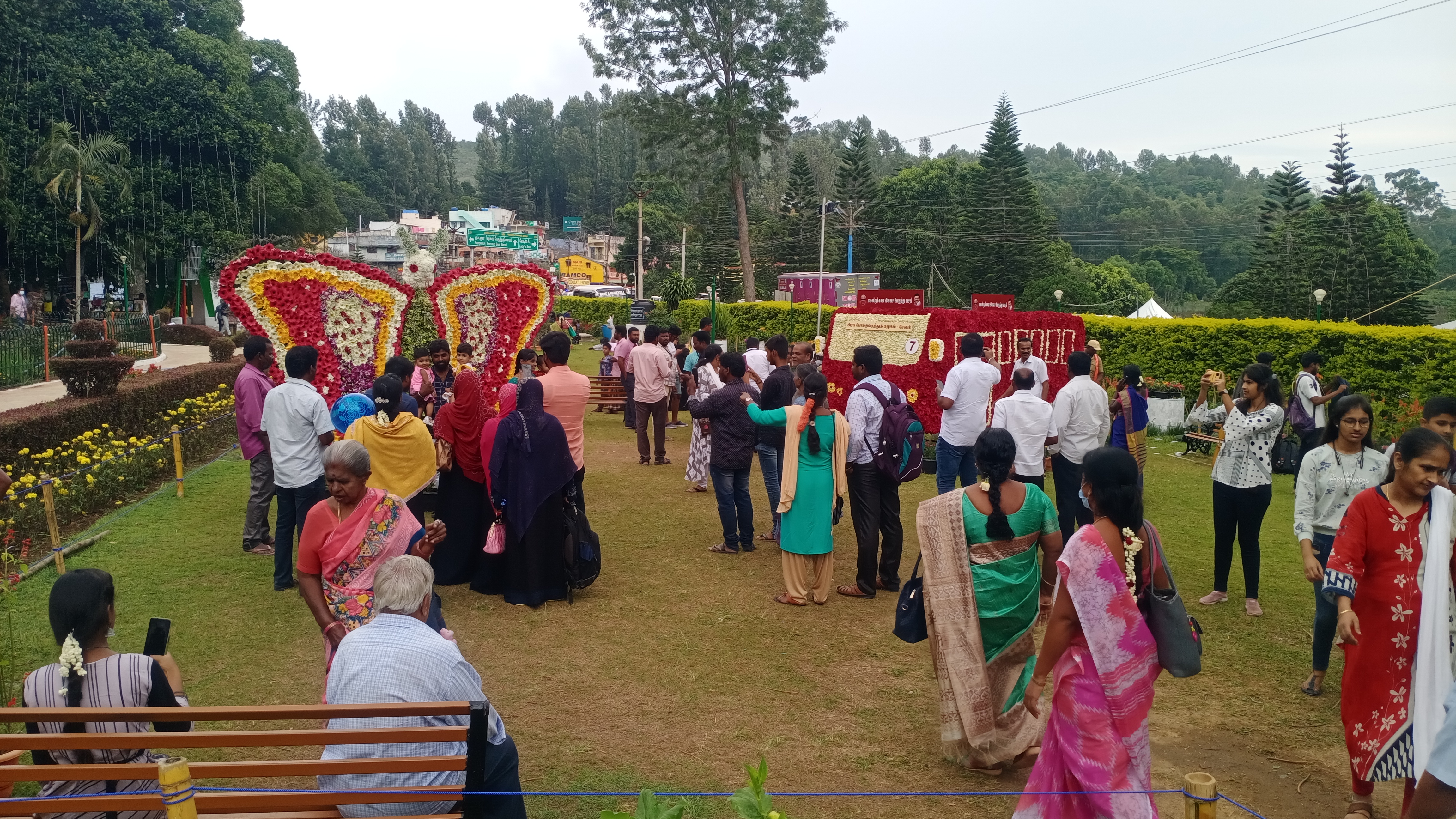  ஏற்காட்டில் தற்போது குளுகுளு வென நிலவும் சீதோஷ்ண நிலை சுற்றுலா பயணிகளை மகிழ்விக்கும் வகையில் உள்ளது. இதனால் ஏற்காட்டில் பல்வேறு மாநிலங்கள் மற்றும் மாவட்டங்களைச் சேர்ந்த சுற்றுலா பயணிகள் குவிந்து வருகின்றனர். படகு இல்லத்தில் சுற்றுலா பயணிகள் மகிழ்ச்சியாக படகு சவாரி செய்து ஏற்காட்டில் அழகை ரசித்து வருகின்றனர்.
